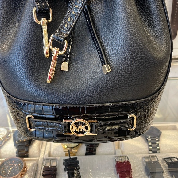 MICHAEL KORS 
Reed Medium Pebbled Leather Belted Bucket Messenger Satchel Crossb - Picture 13 of 16